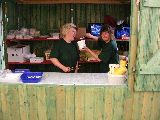 Spaß bei den Helfern Kathrin und Karin