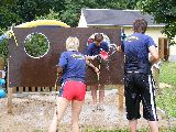 Wasser in Trichter spritzen