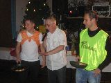 Micha erklärt Felix und Jens das Eier-Spiel