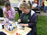 Kathrin bemalt Tonfiguren