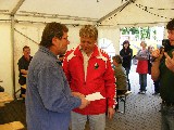 Peter Müller erhält die Verdienstnadel des Sächsischen Fussballverbandes aus den Händen von Jens Bienert (KFA Vogtland)