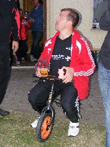 â€žKleinkindâ€œ Biene fährt Roller