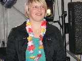 Denise mit Blumenkette