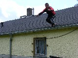 Uwe springt vom Dach