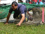 durch den Schlamm kriechen