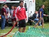 Helfer Sven füllt die Schlammgrube auf