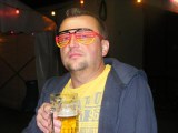 Ralf blickt durch die schwarz-rot-goldene Brille