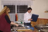 Die Leitungskader bereiten das Buffet vor 